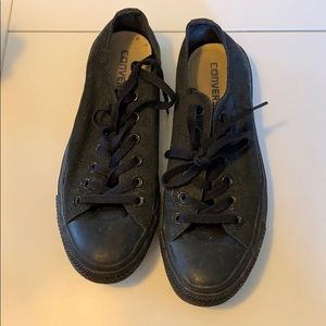 Black low too converse - lightly worn